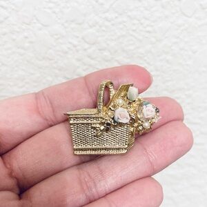 Vintage Brooch Gold Toned Woven Picnic Basket porcelain pink Roses Pearls